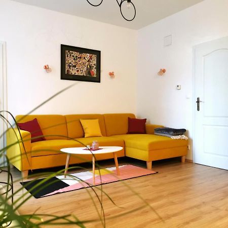 ברטיסלאבה Cozyhome The Castle Apartment - Spacious, Quiet, High Ceiling מראה חיצוני תמונה