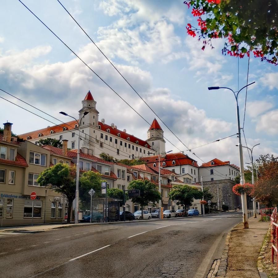 ברטיסלאבה Cozyhome The Castle Apartment - Spacious, Quiet, High Ceiling מראה חיצוני תמונה