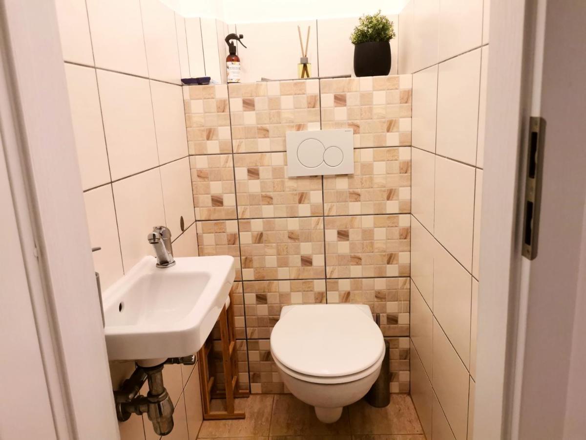 ברטיסלאבה Cozyhome The Castle Apartment - Spacious, Quiet, High Ceiling מראה חיצוני תמונה